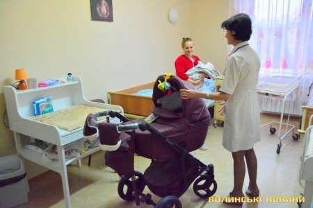 ЗУСТРІЧАЛИ НОВИЙ РІК У ПОЛОГОВОМУ ЗАЛІ: У ЛУЦЬКУ ПЕРШІЙ НАРОДЖЕНІЙ У 2021-МУ ДІВЧИНЦІ ПОДАРУВАЛИ КОЛЯСКУ