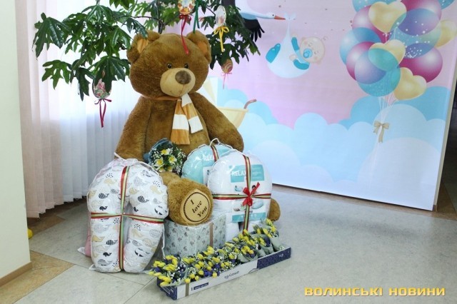 ПРИВІТАЛИ ІЗ ДНЕМ МАТЕРІ: У ЛУЦЬКОМУ ПОЛОГОВОМУ ПОРОДІЛЛЯМ ВРУЧИЛИ ПОДАРУНКИ