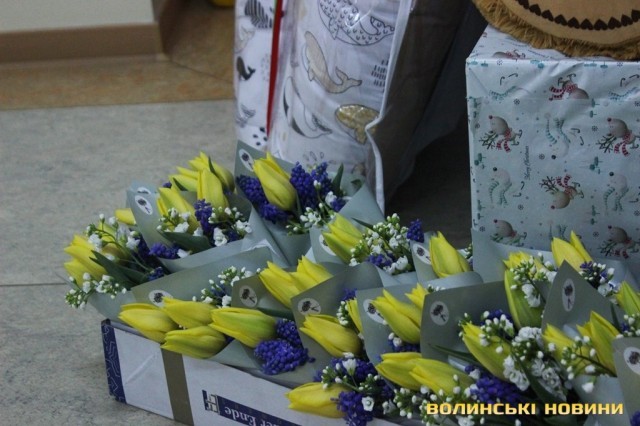 ПРИВІТАЛИ ІЗ ДНЕМ МАТЕРІ: У ЛУЦЬКОМУ ПОЛОГОВОМУ ПОРОДІЛЛЯМ ВРУЧИЛИ ПОДАРУНКИ