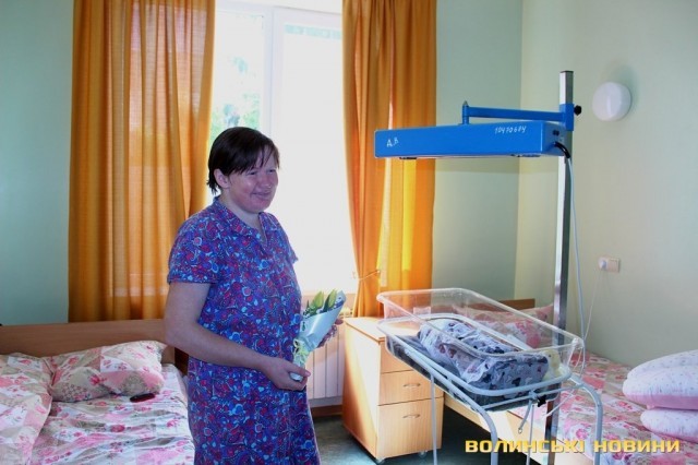 ПРИВІТАЛИ ІЗ ДНЕМ МАТЕРІ: У ЛУЦЬКОМУ ПОЛОГОВОМУ ПОРОДІЛЛЯМ ВРУЧИЛИ ПОДАРУНКИ