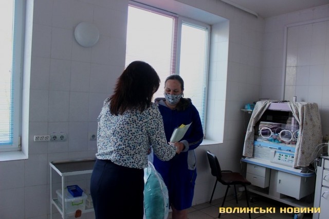 ПРИВІТАЛИ ІЗ ДНЕМ МАТЕРІ: У ЛУЦЬКОМУ ПОЛОГОВОМУ ПОРОДІЛЛЯМ ВРУЧИЛИ ПОДАРУНКИ