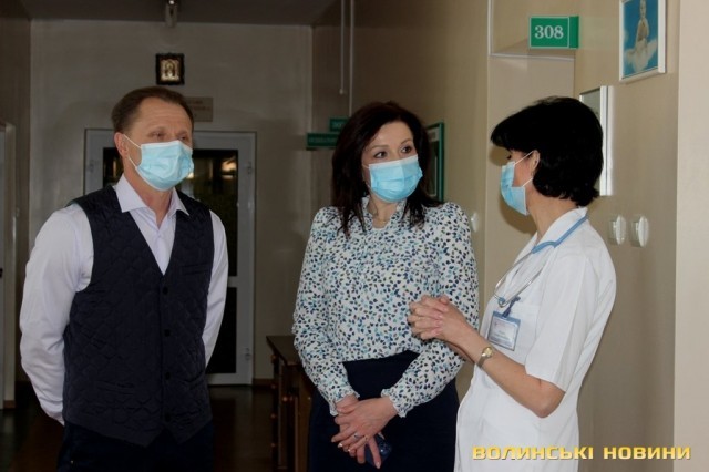 ПРИВІТАЛИ ІЗ ДНЕМ МАТЕРІ: У ЛУЦЬКОМУ ПОЛОГОВОМУ ПОРОДІЛЛЯМ ВРУЧИЛИ ПОДАРУНКИ