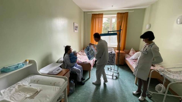 У ЛУЦЬКОМУ ПОЛОГОВОМУ КОЖНОМУ СОТОМУ МАЛЮКУ ВРУЧАЮТЬ ПОДАРУНОК