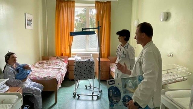 У ЛУЦЬКОМУ ПОЛОГОВОМУ КОЖНОМУ СОТОМУ МАЛЮКУ ВРУЧАЮТЬ ПОДАРУНОК