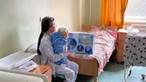 У ЛУЦЬКОМУ ПОЛОГОВОМУ КОЖНОМУ СОТОМУ МАЛЮКУ ВРУЧАЮТЬ ПОДАРУНОК