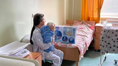 У ЛУЦЬКОМУ ПОЛОГОВОМУ КОЖНОМУ СОТОМУ МАЛЮКУ ВРУЧАЮТЬ ПОДАРУНОК