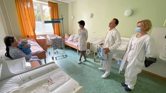 У ЛУЦЬКОМУ ПОЛОГОВОМУ КОЖНОМУ СОТОМУ МАЛЮКУ ВРУЧАЮТЬ ПОДАРУНОК