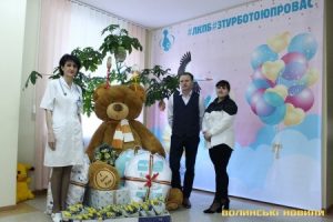 ПРИВІТАЛИ ІЗ ДНЕМ МАТЕРІ: У ЛУЦЬКОМУ ПОЛОГОВОМУ ПОРОДІЛЛЯМ ВРУЧИЛИ ПОДАРУНКИ