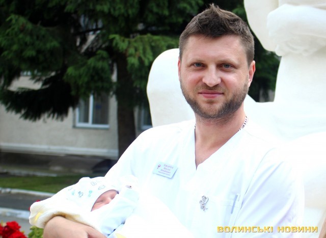 ІЗ ПОЛОГОВОГО – З ОРКЕСТРОМ: СІМ’Я ІЗ ЛУЦЬКА З МУЗИКОЮ ДЯКУВАЛА МЕДИКАМ ЗА ДОВГООЧІКУВАНОГО СИНА. ВІДЕО