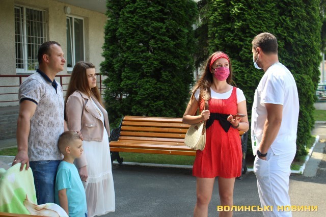 ІЗ ПОЛОГОВОГО – З ОРКЕСТРОМ: СІМ’Я ІЗ ЛУЦЬКА З МУЗИКОЮ ДЯКУВАЛА МЕДИКАМ ЗА ДОВГООЧІКУВАНОГО СИНА. ВІДЕО