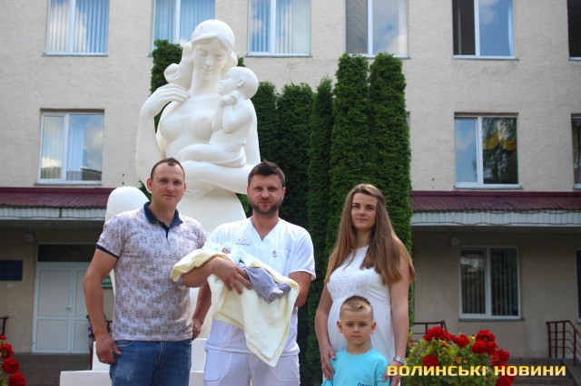 ІЗ ПОЛОГОВОГО – З ОРКЕСТРОМ: СІМ’Я ІЗ ЛУЦЬКА З МУЗИКОЮ ДЯКУВАЛА МЕДИКАМ ЗА ДОВГООЧІКУВАНОГО СИНА. ВІДЕО