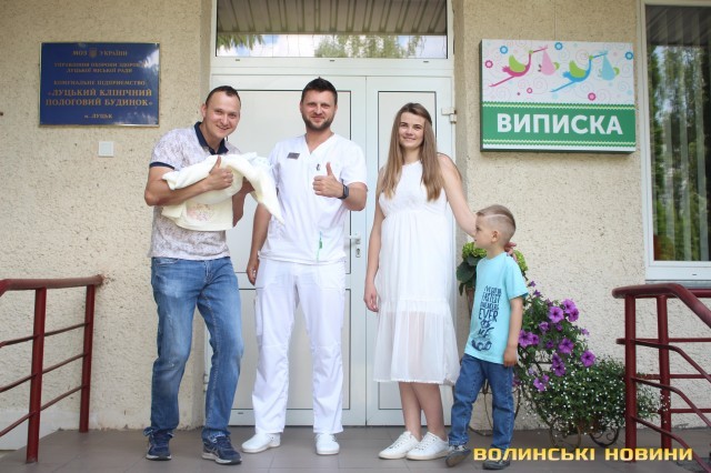 ІЗ ПОЛОГОВОГО – З ОРКЕСТРОМ: СІМ’Я ІЗ ЛУЦЬКА З МУЗИКОЮ ДЯКУВАЛА МЕДИКАМ ЗА ДОВГООЧІКУВАНОГО СИНА. ВІДЕО