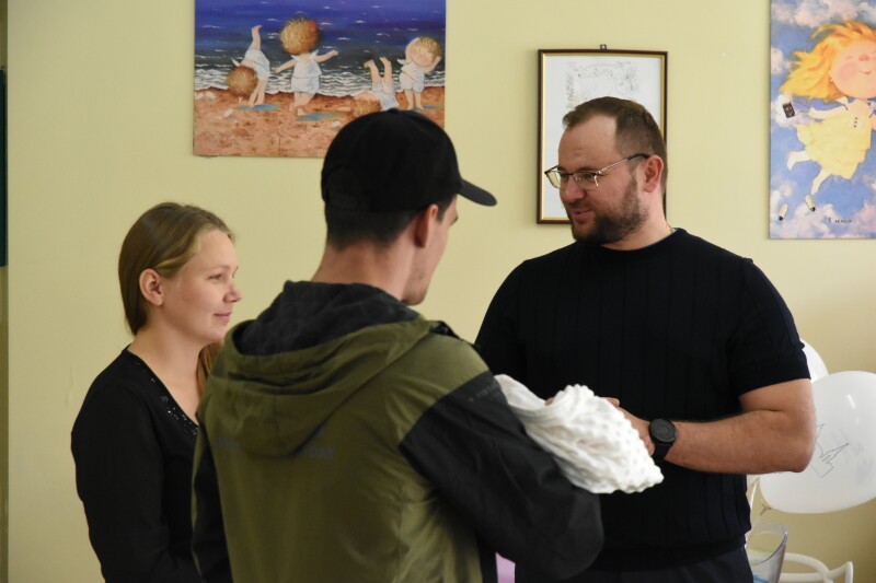 У Луцькому пологовому будинку молоді батьки отримали подарунки до Дня захисту дітей